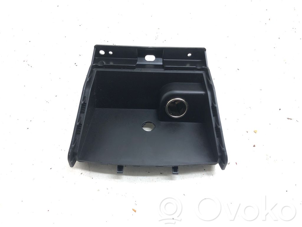 Subaru Outback Kita salono detalė 