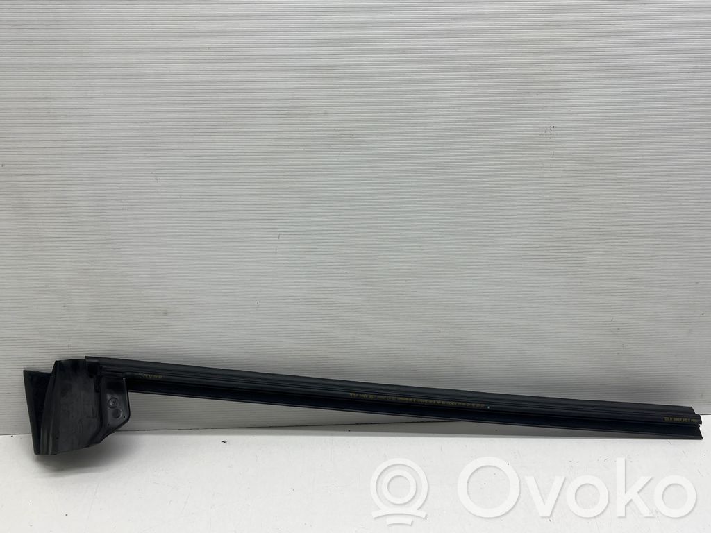 Tesla Model 3 Уплотнительная резина (у стекла) 