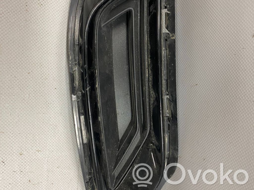 Audi Q8 Moldura de la esquina del parachoques trasero 