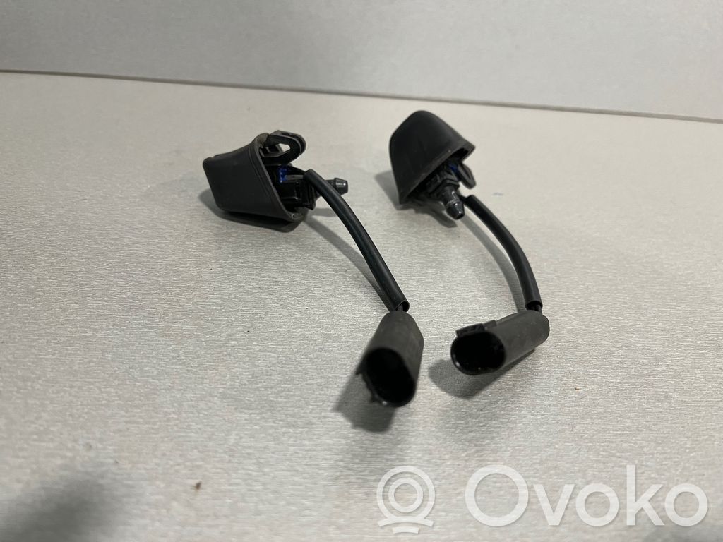 Windshield washer spray nozzle   8365385