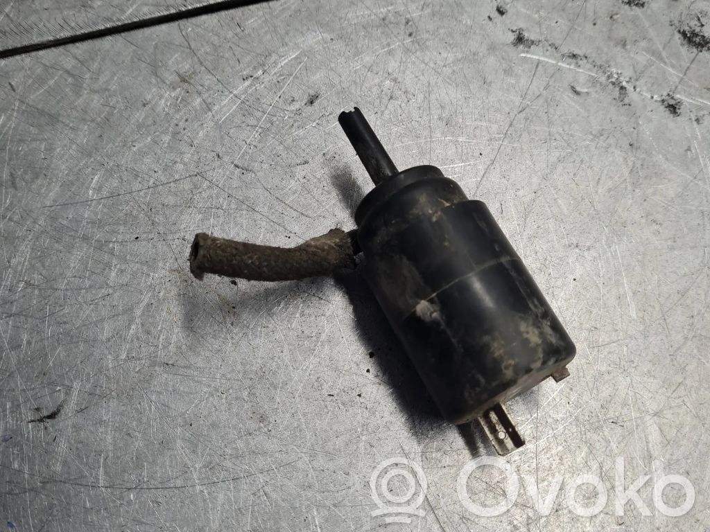 Audi 100 S4 C4 Pompa spryskiwacza szyby przedniej / czołowej 