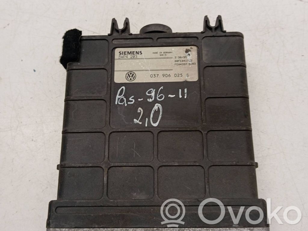 Volkswagen PASSAT B4 Engine control unit/module 