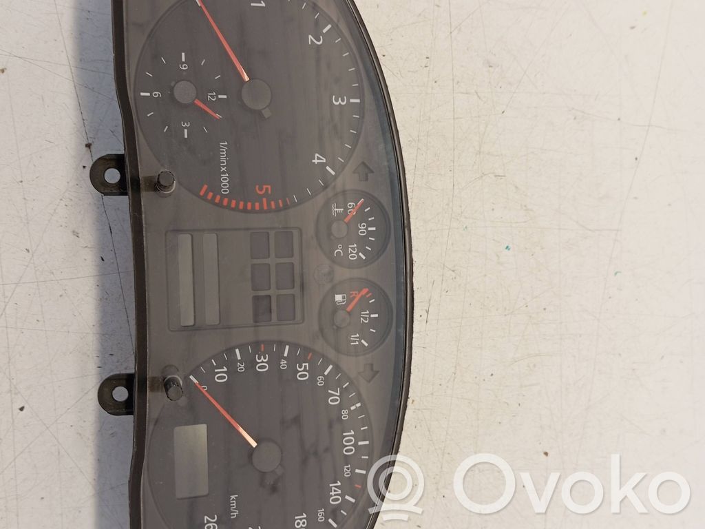 Audi A4 S4 B5 8D Licznik / Prędkościomierz 