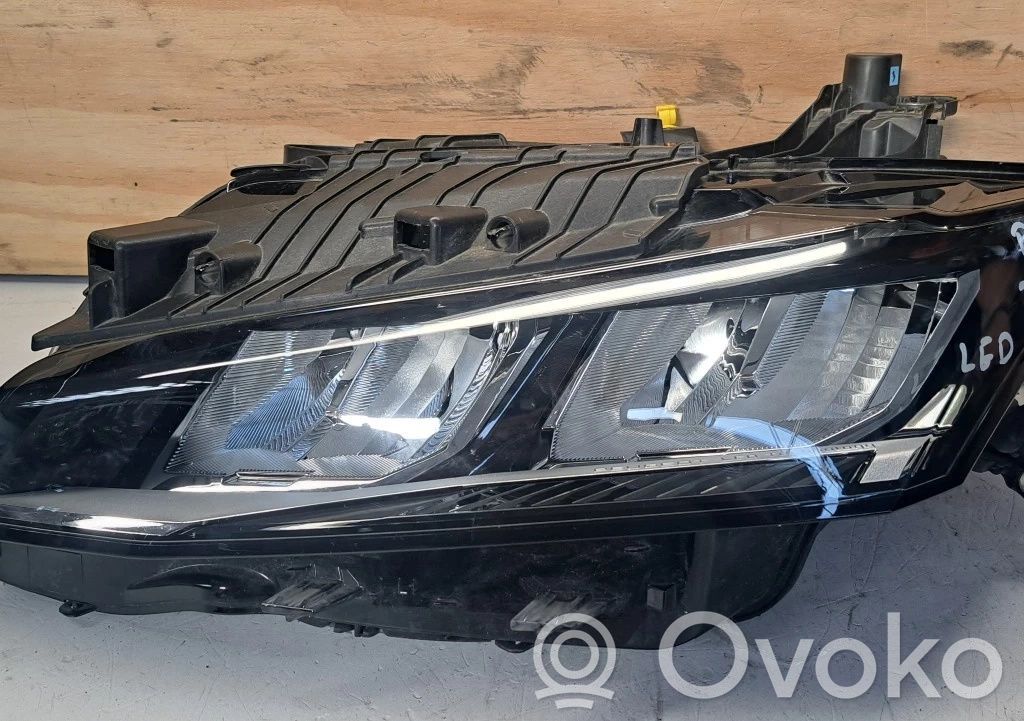 Peugeot 308 Lampa przednia 