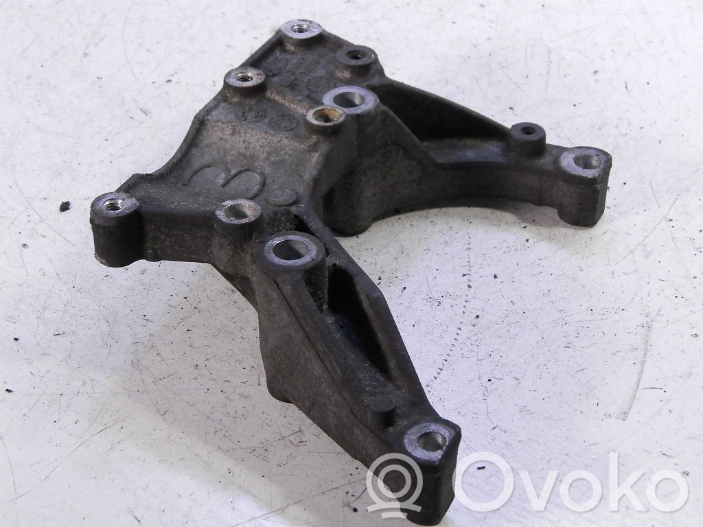 Ford Mondeo MK II Engine mounting bracket 