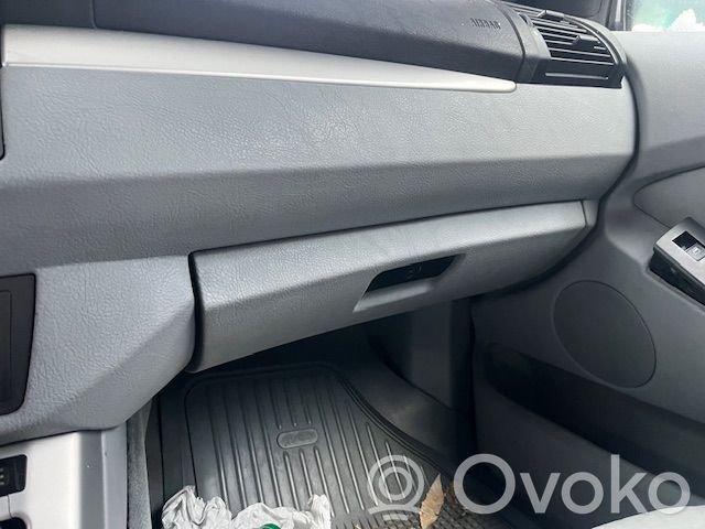 Glove box