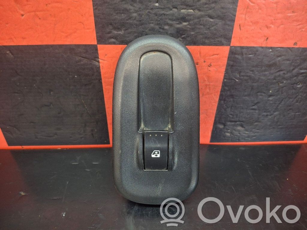 Electric window control switch   8200548968