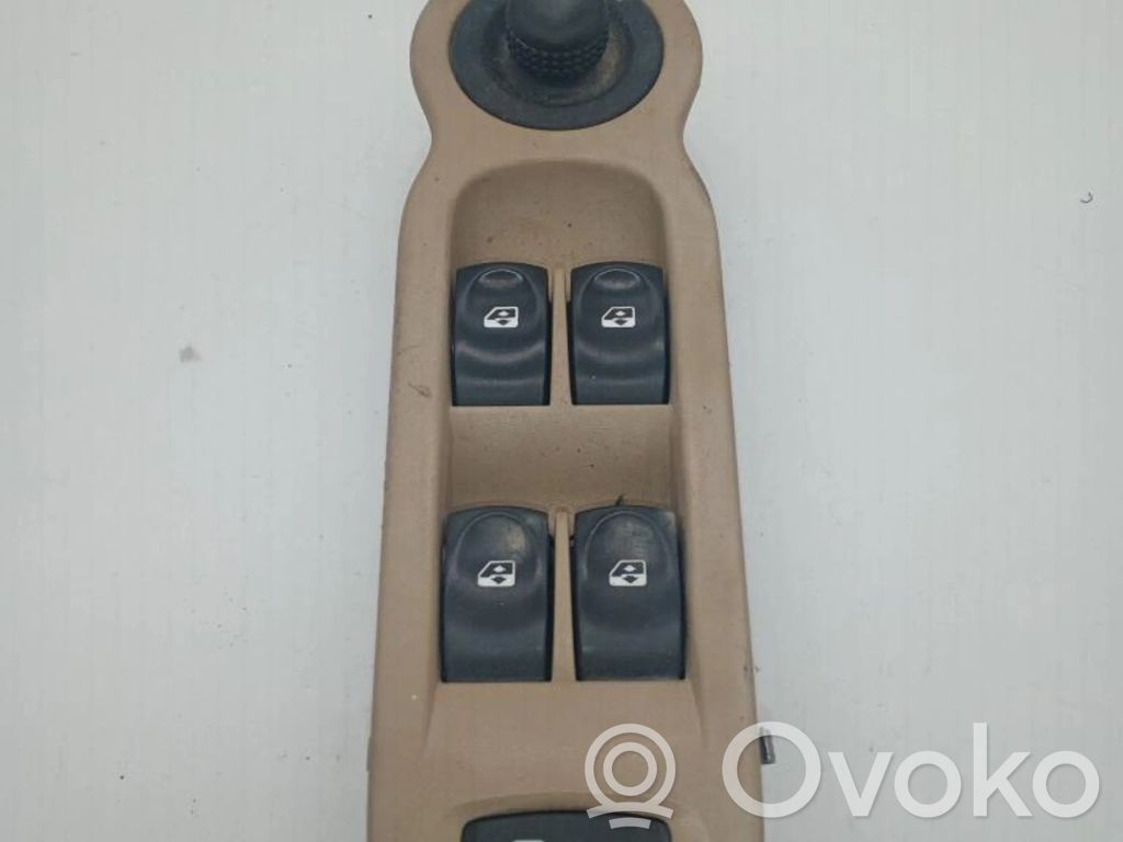 Interruptor del elevalunas eléctrico   8200417851