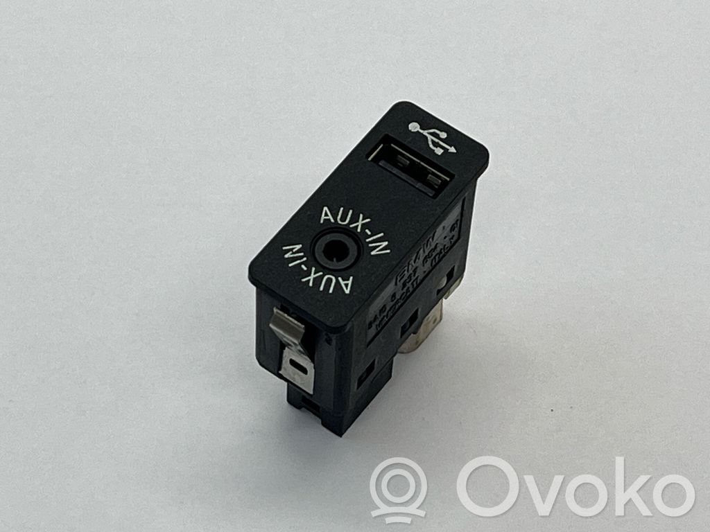 BMW 5 E60 E61 USB socket connector 
