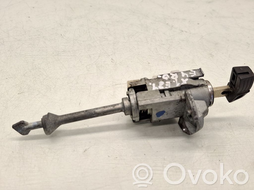 BMW X1 E84 Etuoven lukko (kahvan vieressä) 