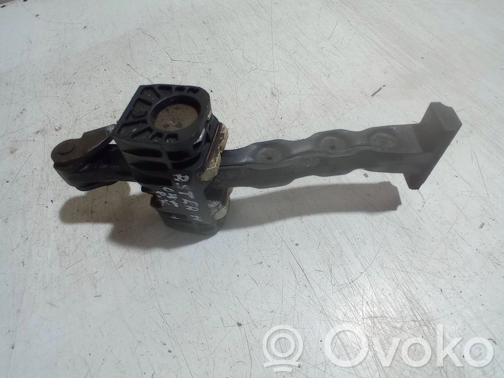 Opel Astra H Etuoven pidätin 