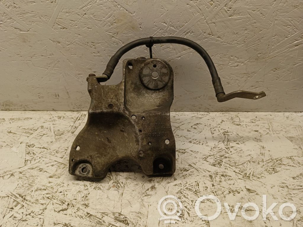 Volkswagen Touareg I Engine mounting bracket 