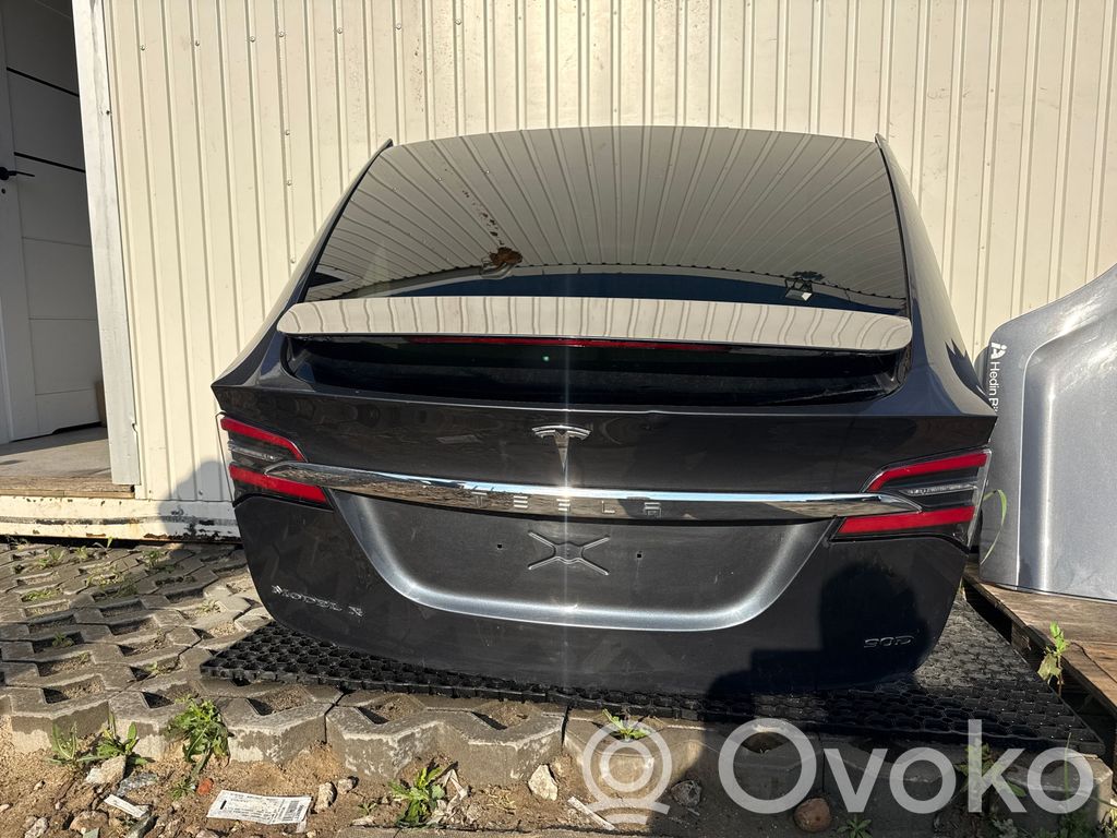 Tesla Model X Heckbordwand 