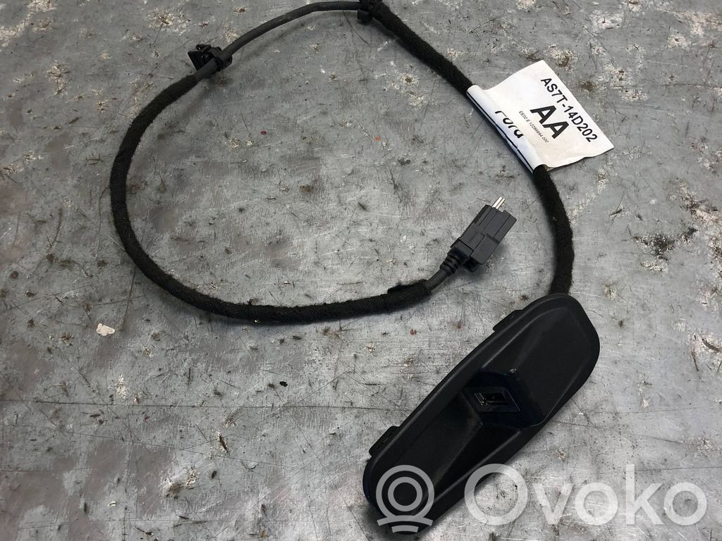 Ford Mondeo MK IV USB-pistokeliitin 