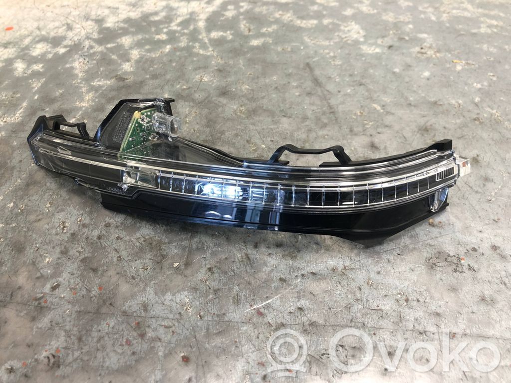 Audi Q7 4M Pagrieziena lukturis spogulī 