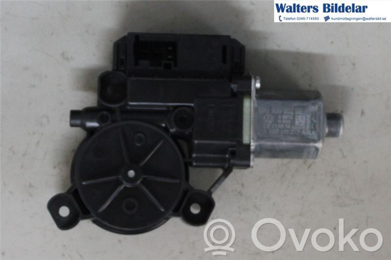 Volkswagen Polo V 6R Front door window regulator motor 