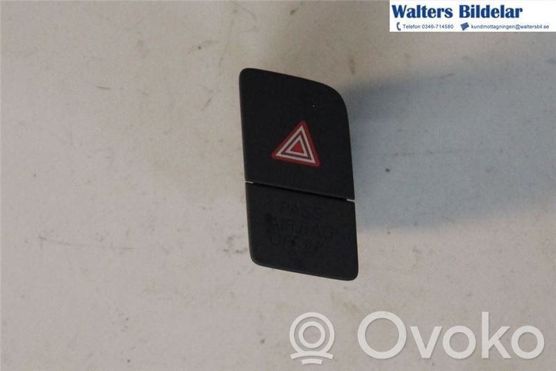 Audi Q3 8U Przycisk świateł awaryjnych 