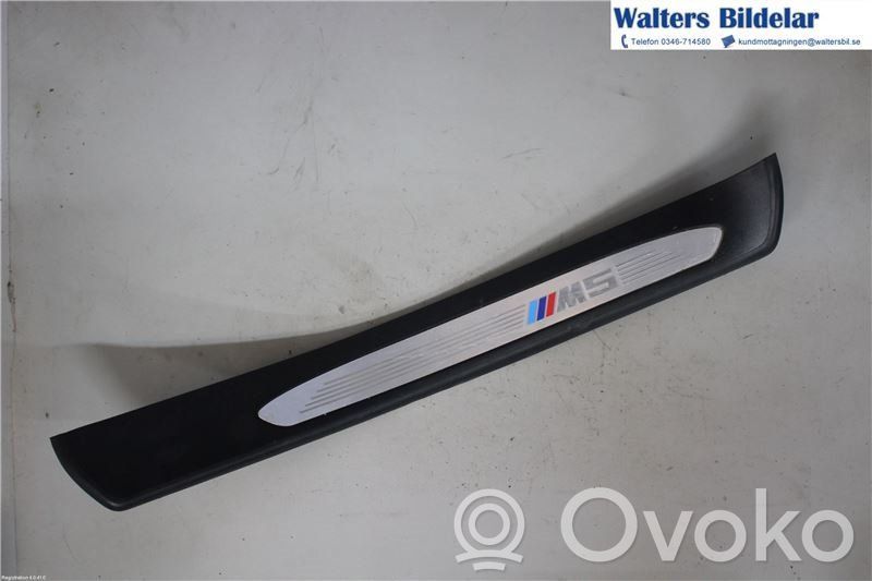 BMW 5 E60 E61 Moldura protectora del borde trasero 