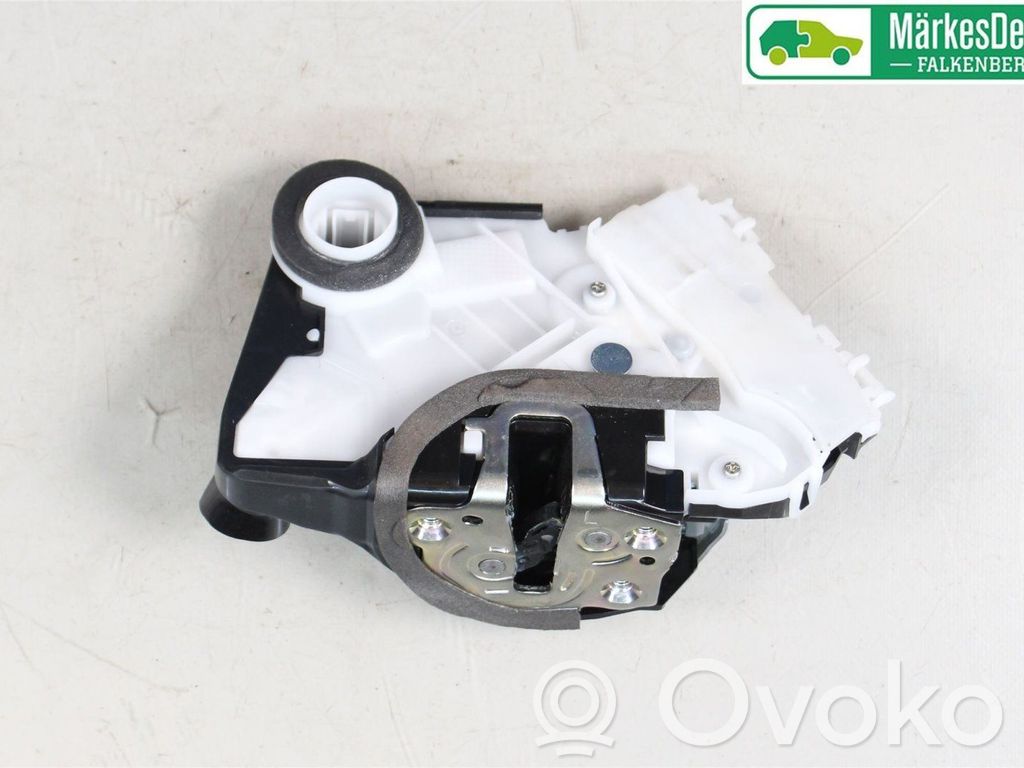 Toyota Yaris XP210 Zamek drzwi przednich 