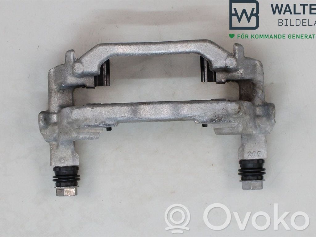 Toyota Yaris XP210 Supporto della pinza del freno anteriore