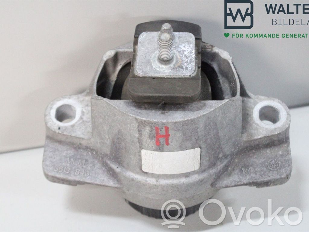 Jaguar XE Engine mounting bracket 