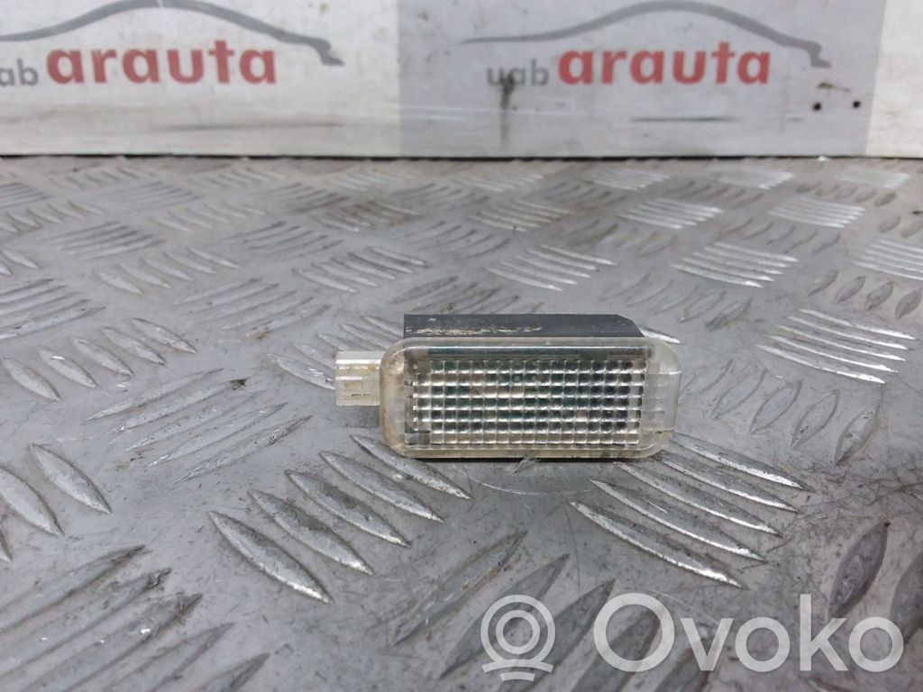 Audi Q3 8U Luz interna puerta trasera 