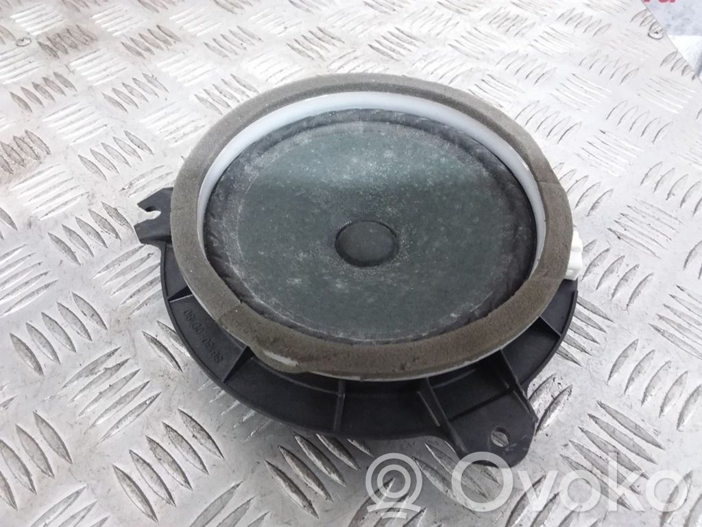 Toyota Avensis T270 Altavoz de la puerta trasera 