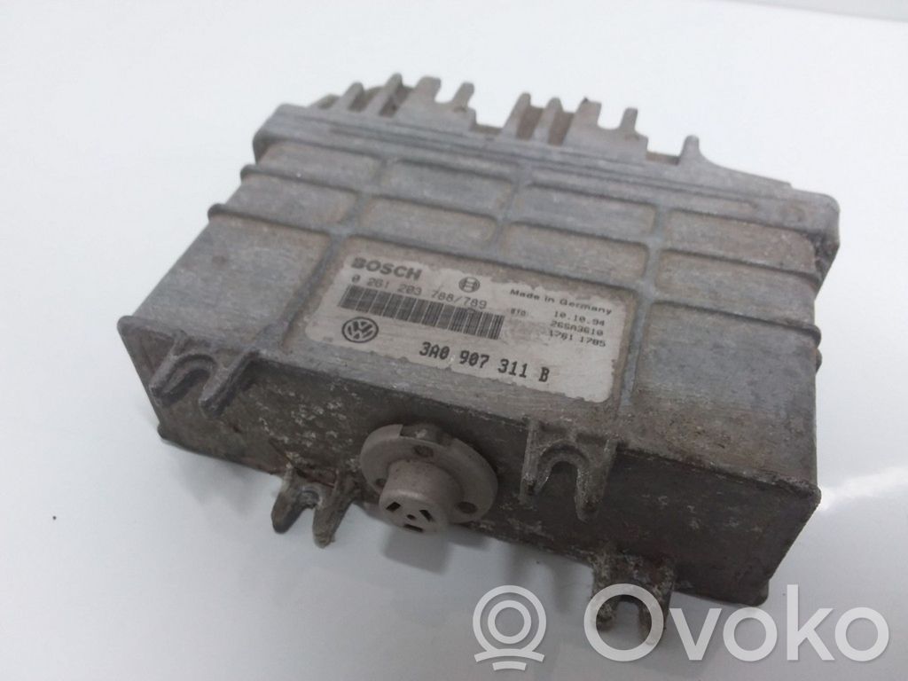 Volkswagen PASSAT B4 Engine control unit/module 