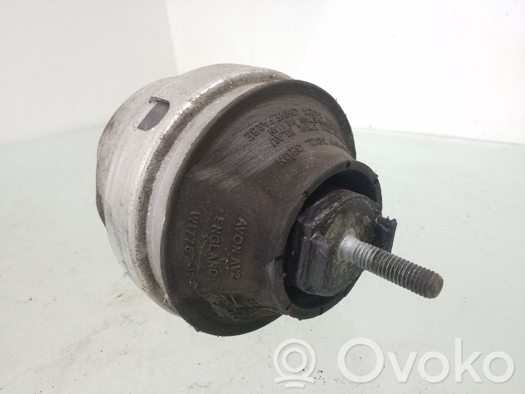 Volkswagen PASSAT B5 Engine mount bracket 