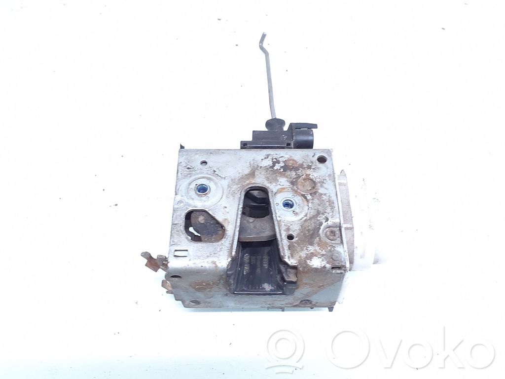Audi A4 S4 B5 8D Priekšpusē slēdzene 
