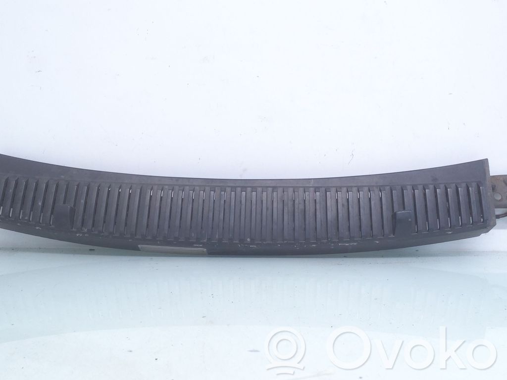 Seat Alhambra (Mk1) Wiper trim 