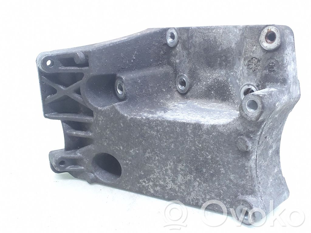 Volvo V50 Engine mounting bracket 