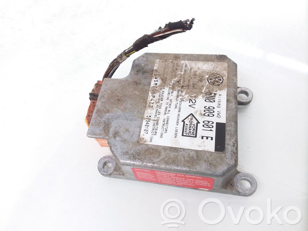 Volkswagen Golf III Airbag control unit/module 