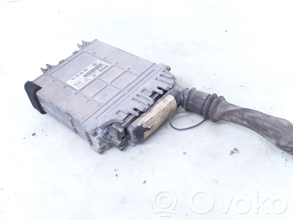Volkswagen PASSAT B4 Engine control unit/module 