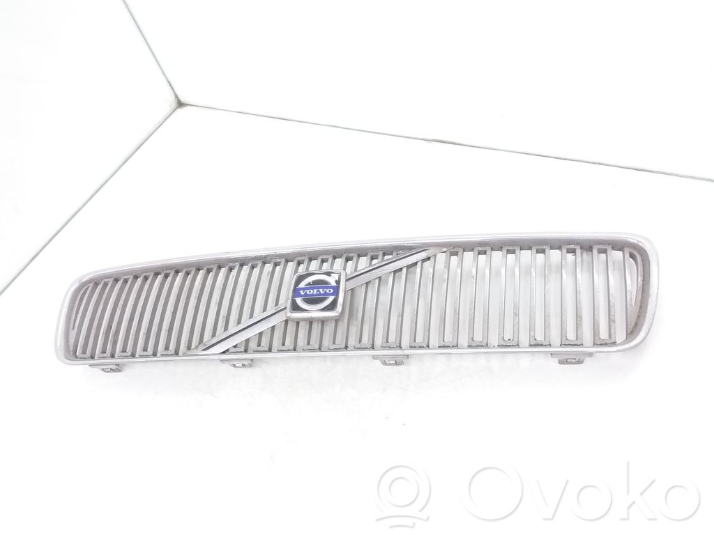 Volvo V50 Grotelės viršutinės 
