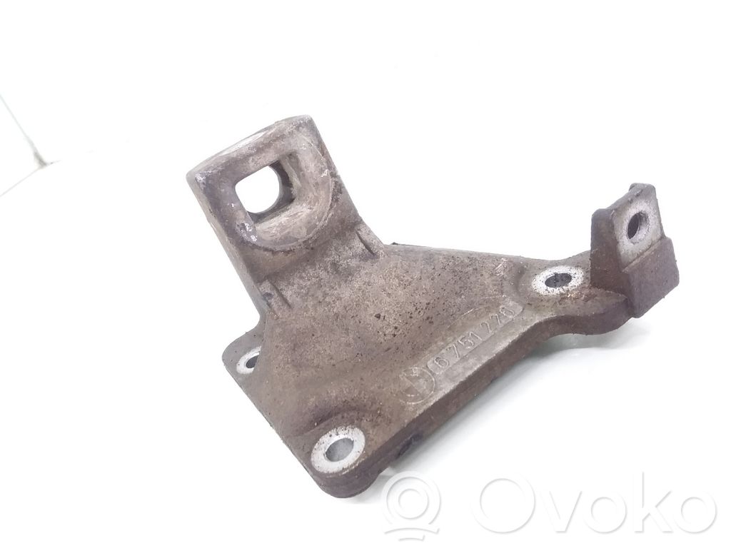 BMW 5 E39 Engine mounting bracket 