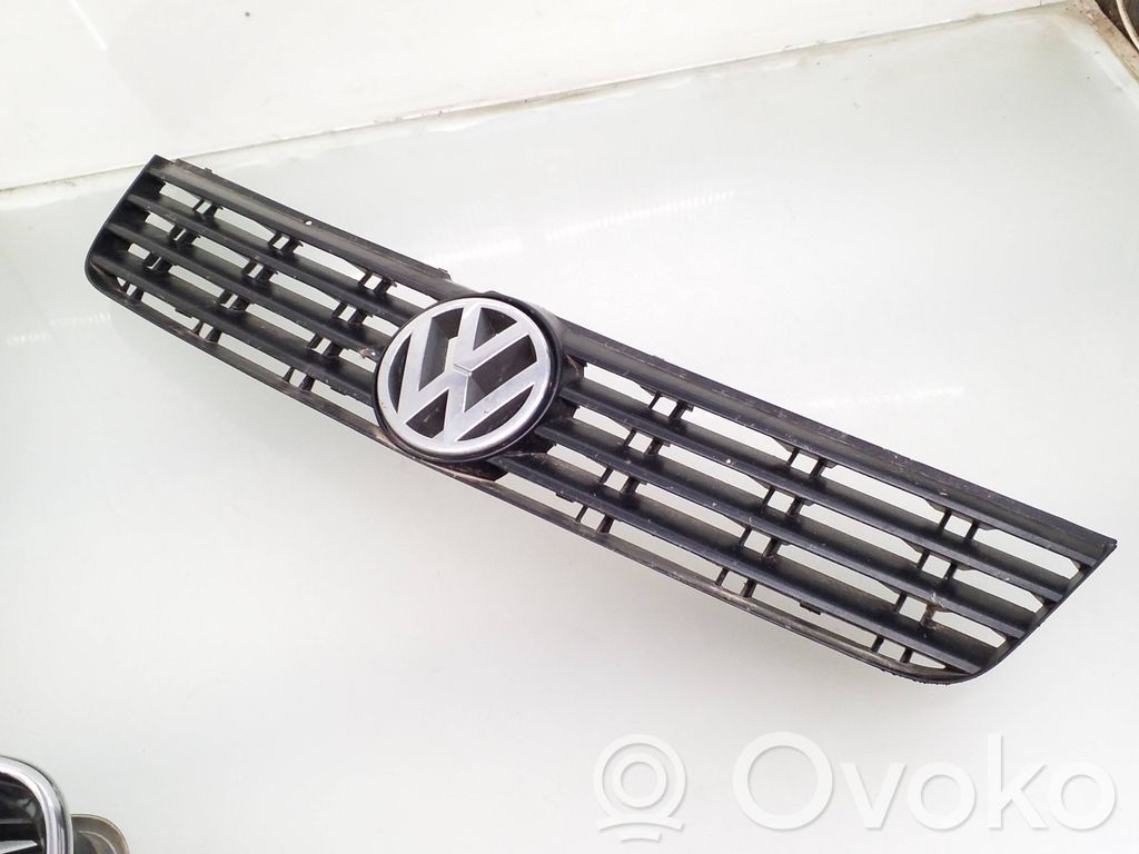 Volkswagen PASSAT B5 Etusäleikkö 