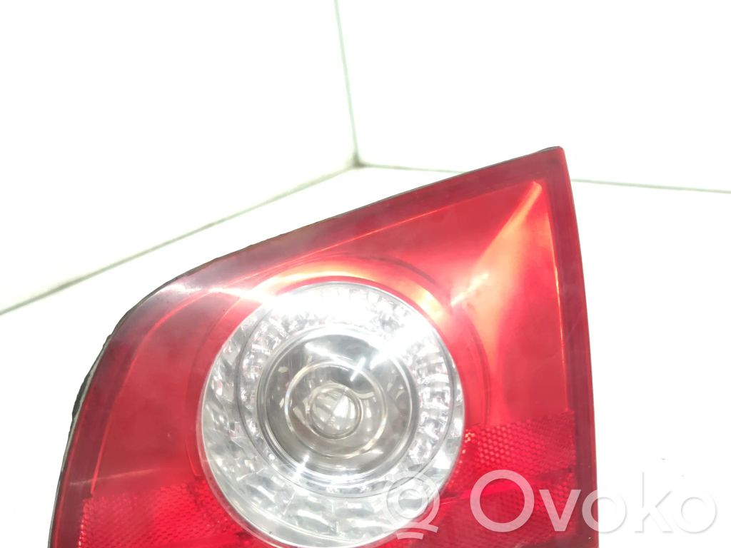 Volkswagen PASSAT B6 Lampă spate în capacul portbagajului 