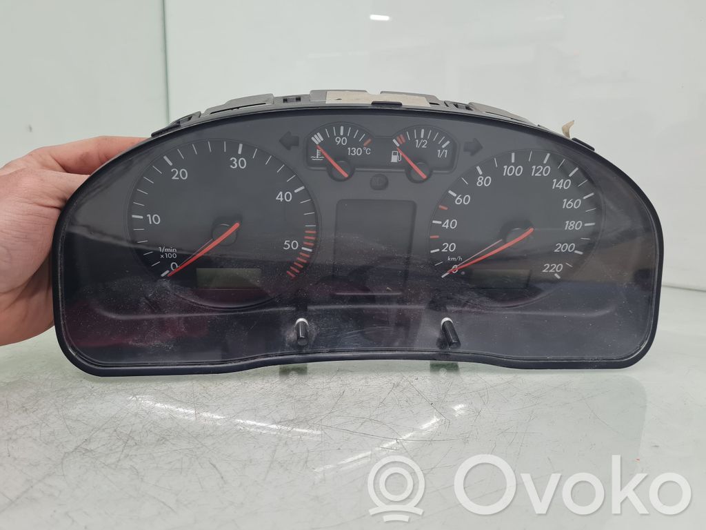Volkswagen PASSAT B5 Licznik / Prędkościomierz 