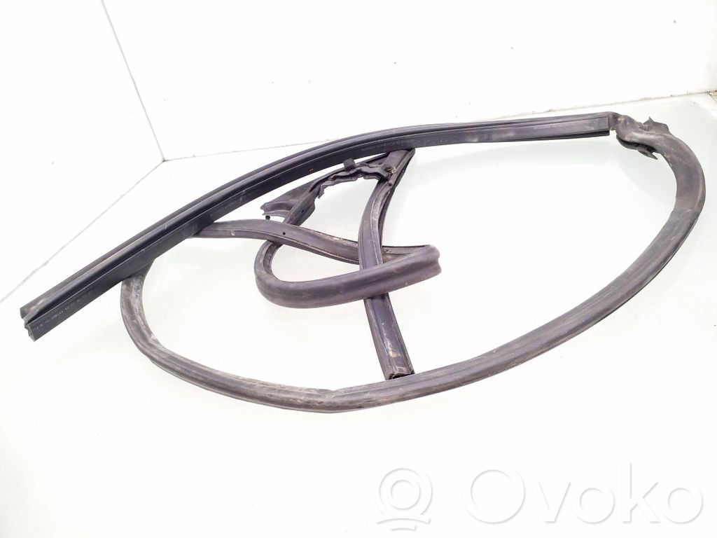 Audi A4 S4 B6 8E 8H Gumowa uszczelka drzwi przednich