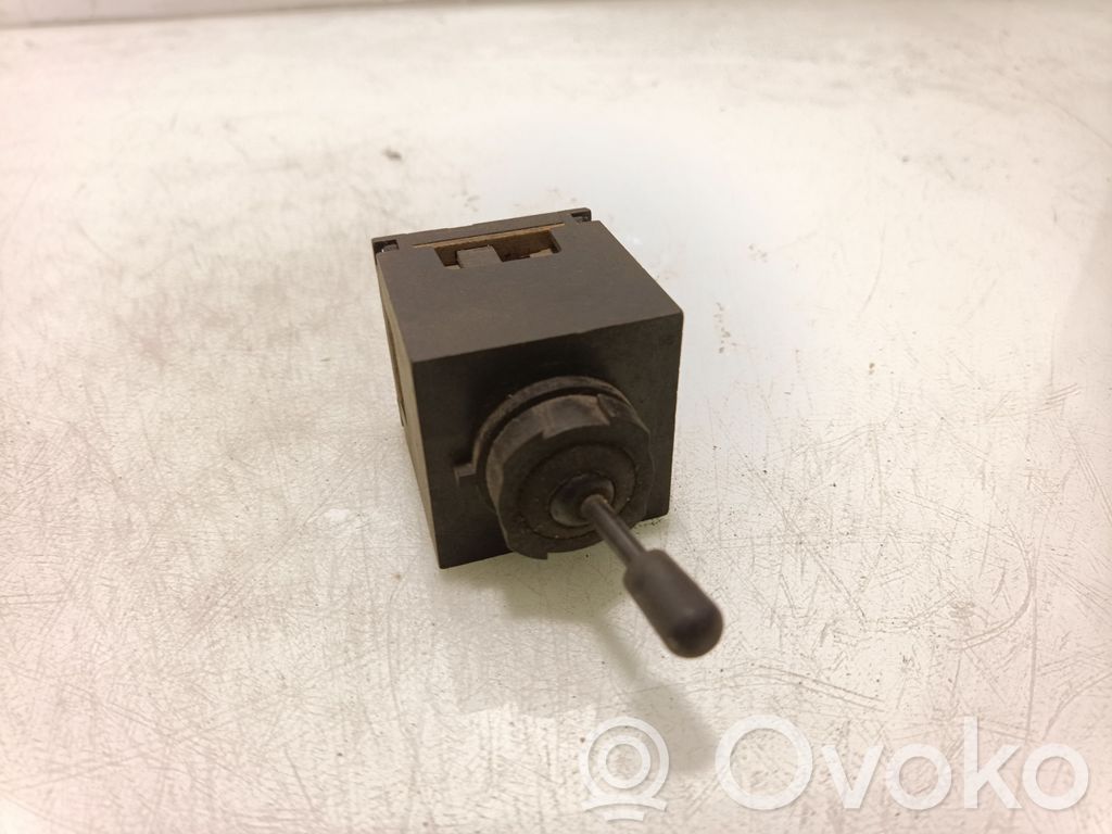 Inne przełączniki i przyciski   85GB18972AA