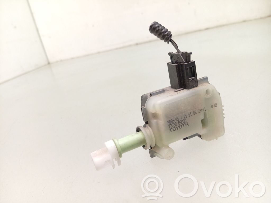 Toyota Avensis T270 Motorino del tappo del serbatoio del carburante 