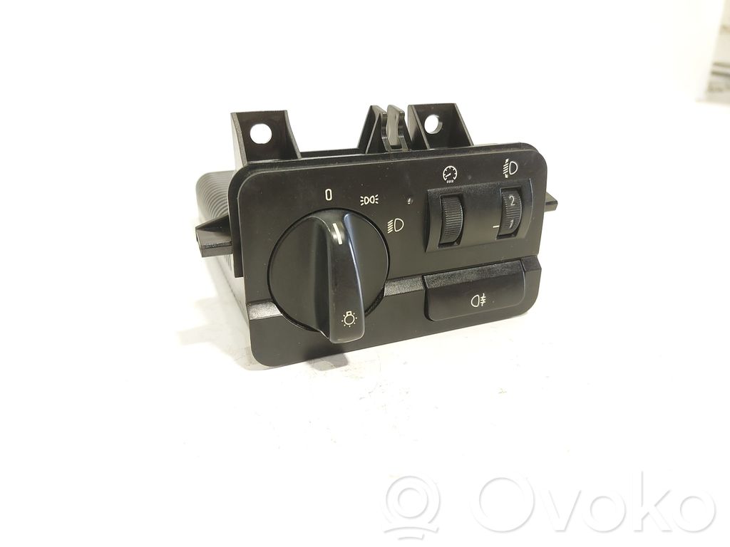 Light switch   61314108585,086480060
