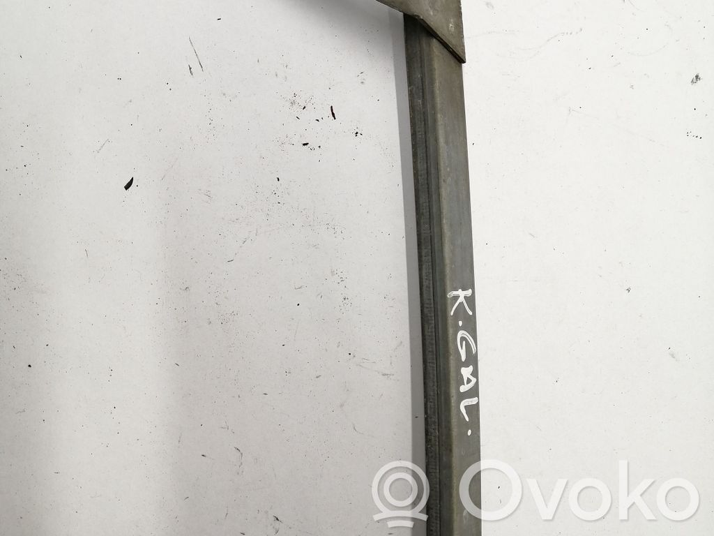 Rear door windshield rail