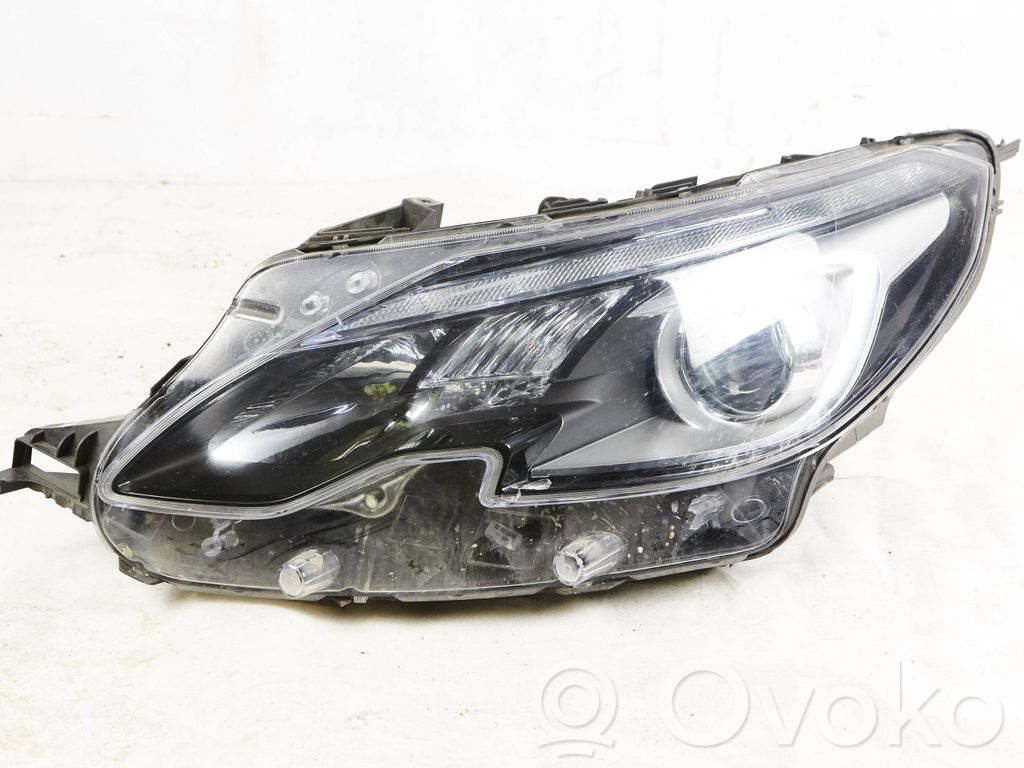Peugeot 2008 I Lampa przednia 