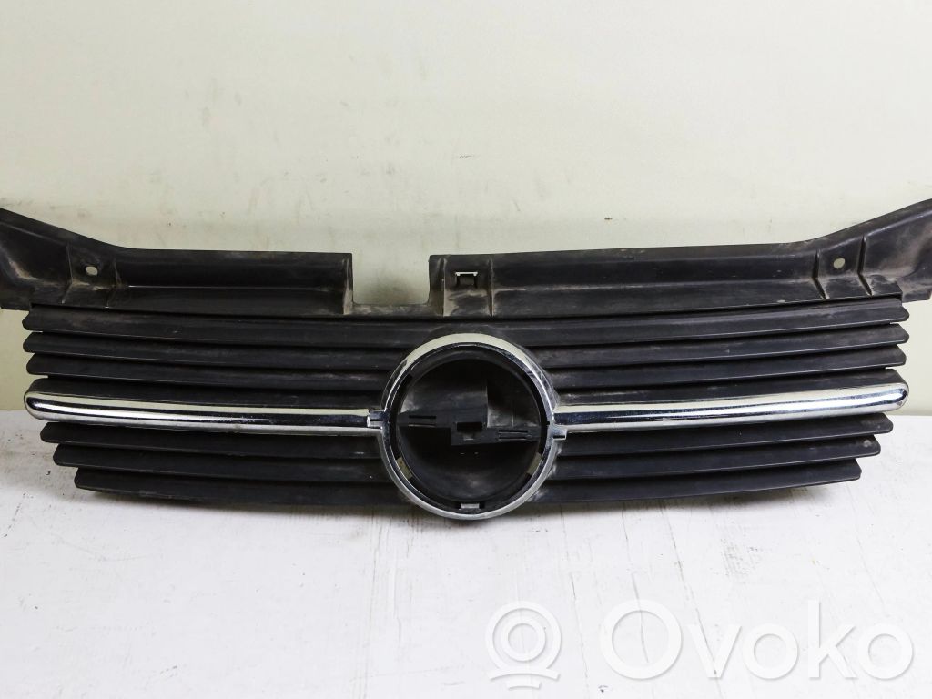 Opel Omega B1 Etupuskurin ylempi jäähdytinsäleikkö 