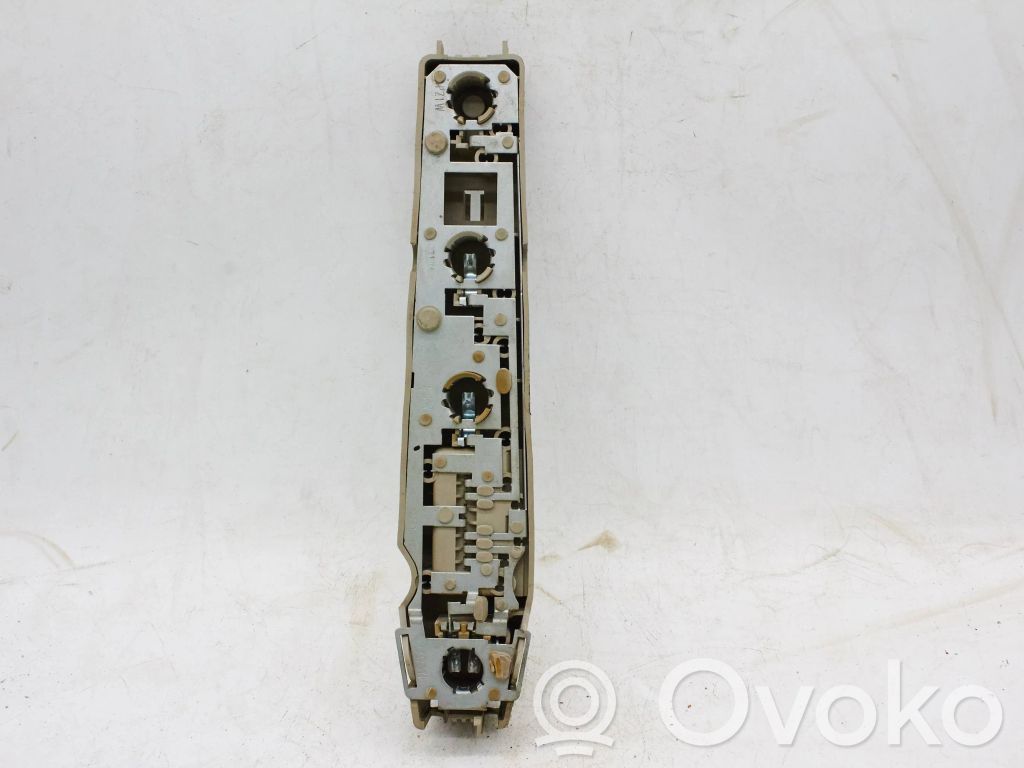 Ford Escort Aizmugures spuldzes vāka turētājs 