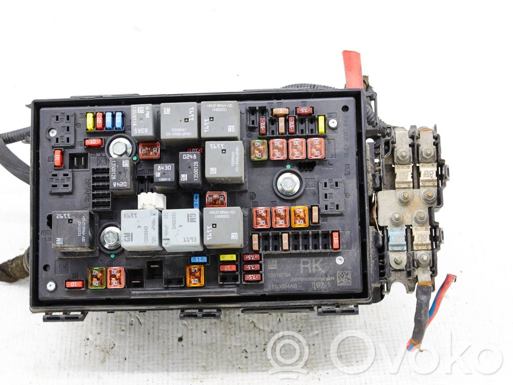 Opel Astra J Fuse module 