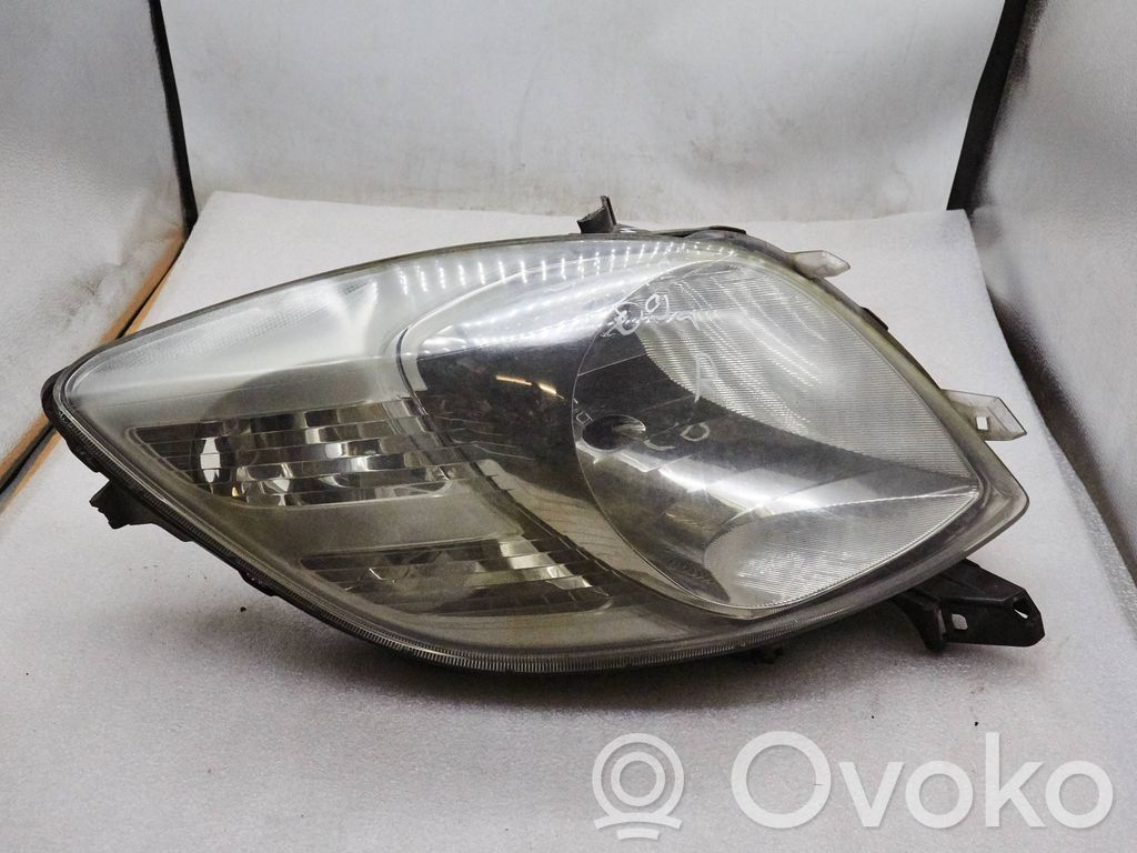 Toyota Yaris Lampa przednia 