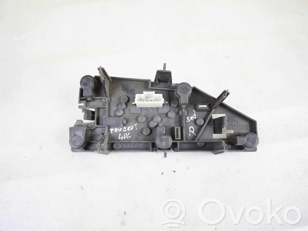 Peugeot 406 Takavalon polttimon suojan pidike 